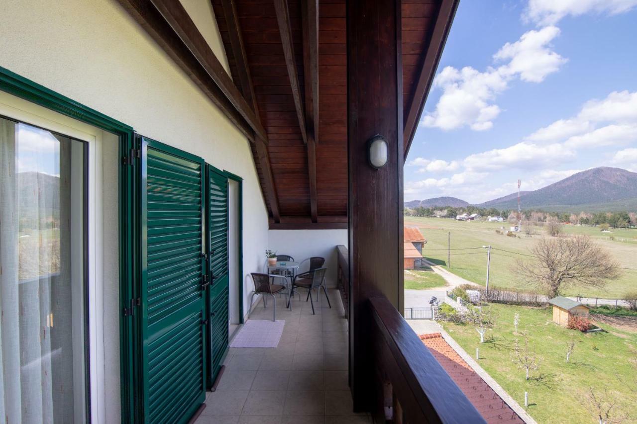 Apartments And Room Robert Korenica Exterior foto