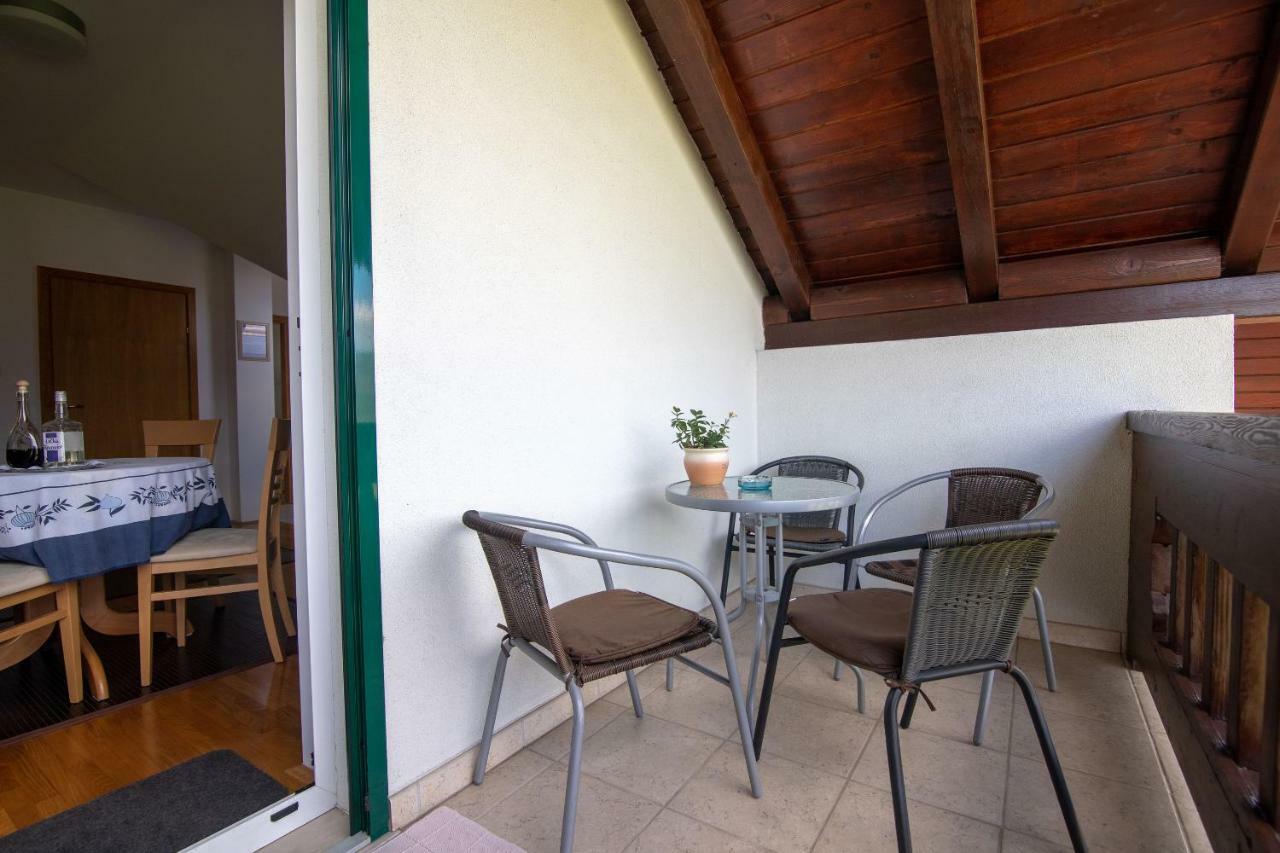 Apartments And Room Robert Korenica Exterior foto