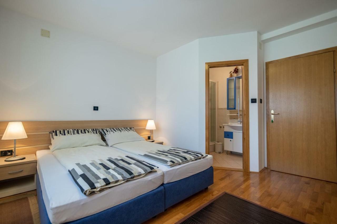 Apartments And Room Robert Korenica Exterior foto